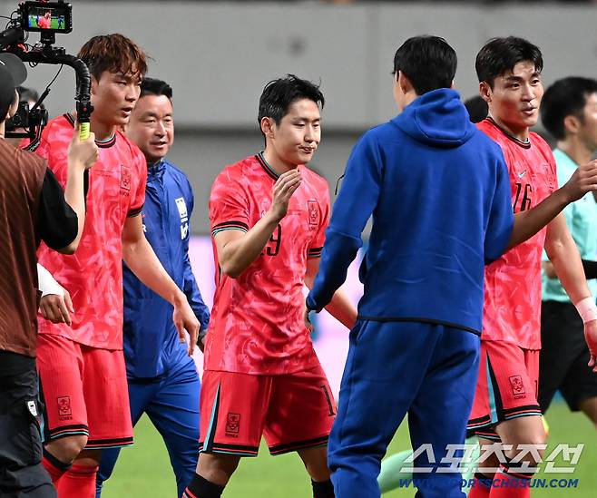 14일 서울월드컵경기장에서 열린 대한민국 축구대표팀과 파라과이의 평가전. 대한민국이 2대0으로 승리했다. 이강인, 오현규와 기쁨을 나누는 손흥민의 모슴. 상암=허상욱 기자wook@sportschosun.com/2025.10.14/