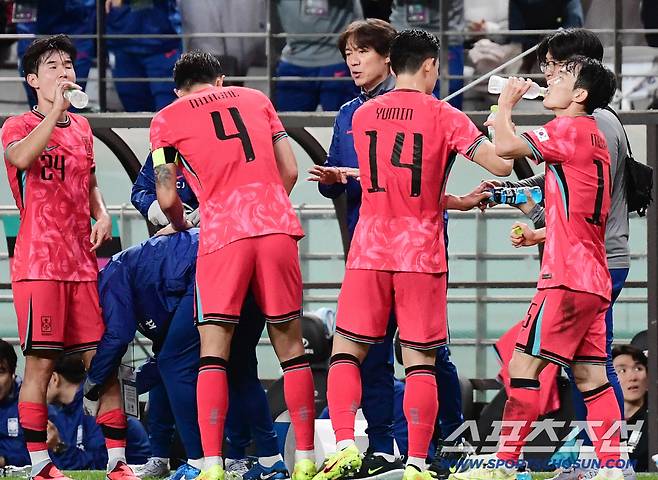 14일 서울월드컵경기장에서 열린 축구대표팀과 파라과이의 평가전. 후반전 추가 득점 후 선수들에게 작전을 전달하는 홍명보 감독. 상암=송정헌 기자songs@sportschosun.com/2025.10.14/