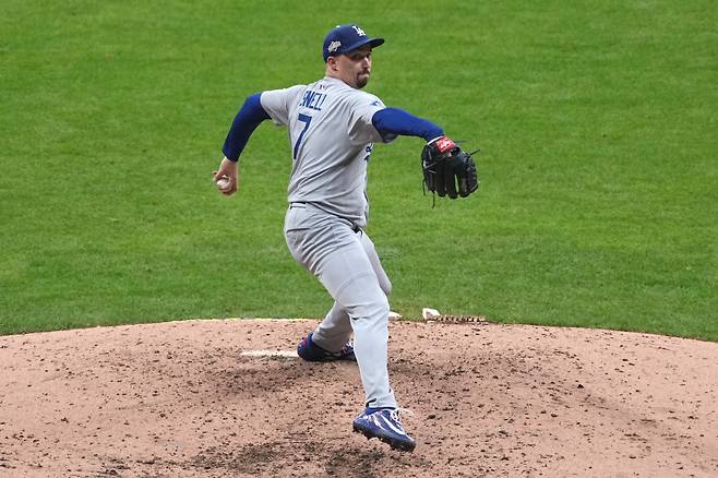 LA 다저스 블레이크 스네리 지난 14일(한국시각) 밀워키와의 NLCS 1차전에 등판해 힘차게 공을 뿌리고 있다. EPA연합뉴스