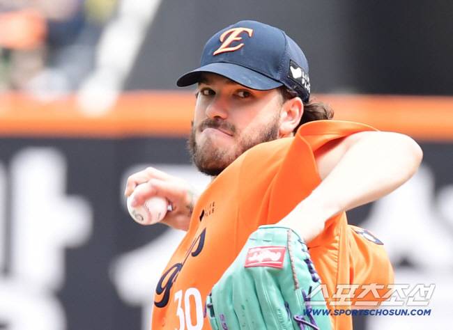 27일 대전 한화생명볼파크에서 열린 한화와 KT의 경기. 선발 투구하는 한화 폰세. 대전=송정헌 기자songs@sportschosun.com/2025.04.27/