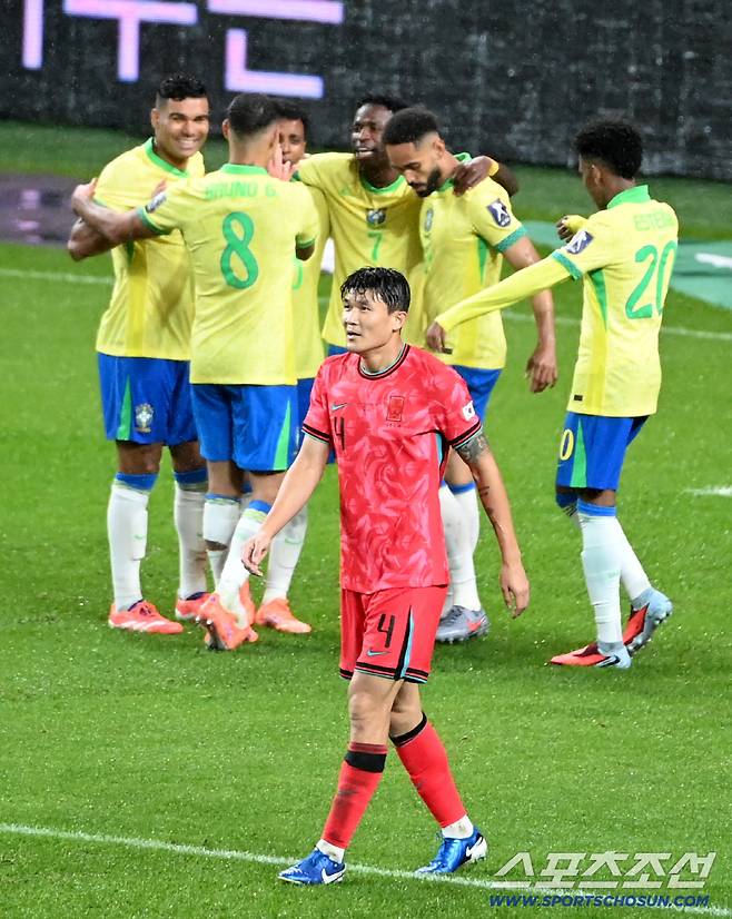 10일 서울월드컵경기장에서 열린 대한민국 축구대표팀과 브라질의 A매치 평가전, 호두리구가 팀의 네번째 골을 터뜨렸다. 아쉬워하는 김민재의 모습. 상암=허상욱 기자wook@sportschosun.com/2025.10.10/