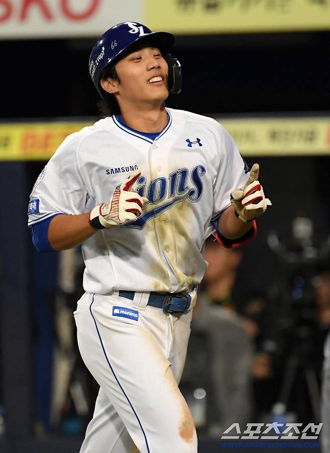 14일 대구 라이온즈파크에서 열린 삼성과 SSG의 준PO 4차전. 8회말 2사 삼성 이재현이 솔로포를 날린 뒤 환호하고 있다. 대구=박재만 기자 pjm@sportschosun.com/2025.10.14/