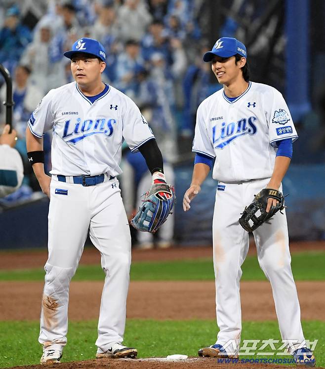 13일 대구 라이온즈파크에서 열린 삼성과 SSG의 준PO 3차전. 승리한 삼성 전병우, 이재현이 기뻐하고 있다. 대구=박재만 기자 pjm@sportschosun.com/2025.10.13/