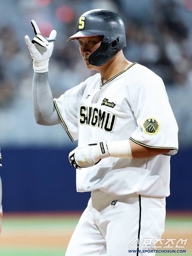 1일 고척스카이돔에서 열린 2025 KBO 퓨처스리그 챔피언결정전 상무와 KT의 경기, 5회말 1사 1루 상무 이재원이 안타를 치고 기쁨을 나누고 있다. 고척=허상욱 기자wook@sportschosun.com/2025.10.01/