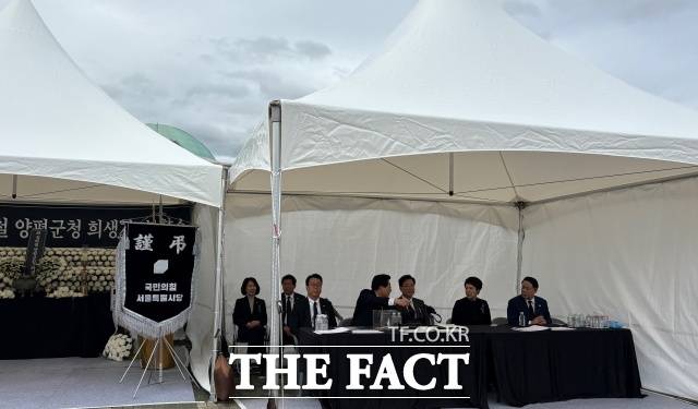 '특별검사(특검)에 대한 특검'으로 반전을 노리던 국민의힘이 또다시 궁지에 몰리고 있다. 국민의힘 의원들이 14일 오후 서울 여의도 국회 본청 앞에 국민의힘이 설치한 고 정희철 양평군청 공무원의 분향소를 지키고 있는 모습. /김수민 기자