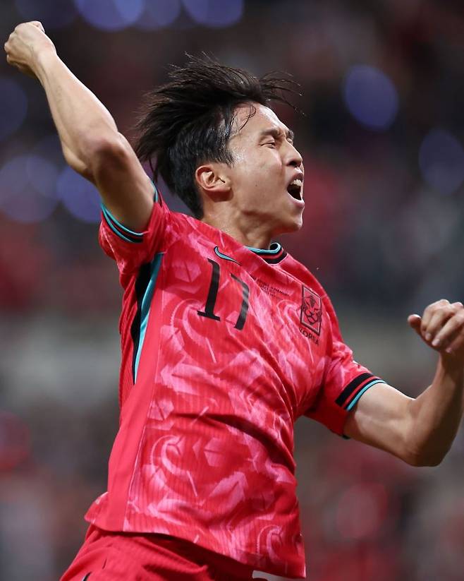 한국 축구 대표팀 엄지성이 14일 서울 마포구 서울월드컵경기장에서 열린 파라과이와의 축구 대표팀 친선경기에서 전반 15분 선제골을 넣은 뒤 격하게 환호하고 있다.   [사진 제공= 연합뉴스]