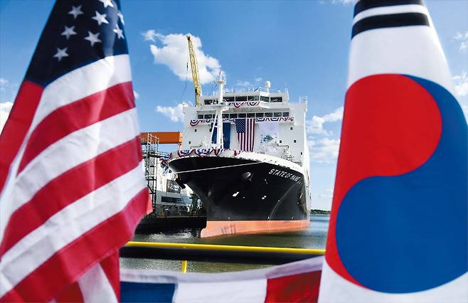 AFP 연합뉴스지난 8월 26일 미 필라델피아 한화필리조선소에서 다목적 선박 ‘스테이트 오브 메인(State of Maine)’호 명명식이 열렸다. 태극기와 성조기 사이로 보이는 선박이 미 해사청(MARAD)이 발주한 스테이트 오브 메인호다. 한화그룹은 ‘마스가’ 프로젝트의 출발을 알리는 이날 행사에서 향후 이 조선소에 50억달러 투자 계획을 발표했다.