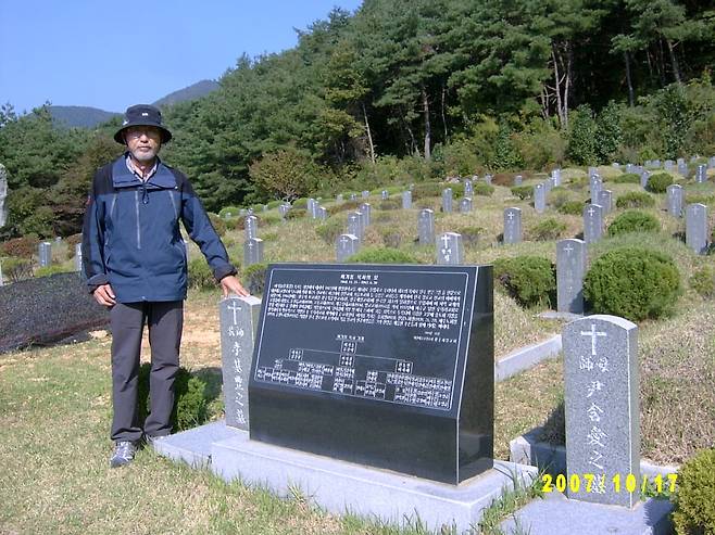 전남 화순에 안장된 이기풍 목사의 묘지를 참배한 강정길 장로. /강정길 장로 제공