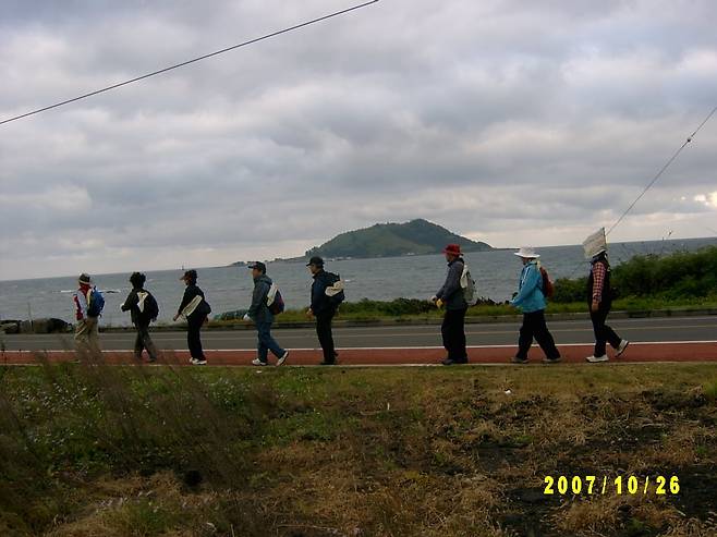 제주성내교회 교인들과 함께 비양도 앞을 순례하는 모습. /강정길 장로 제공