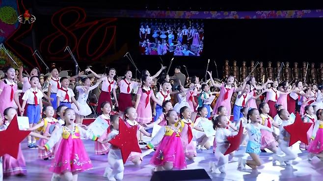 북한 어린이들이 당 창건 경축행사에서 무대를 펼치고 있다. /조선중앙TV 연합뉴스