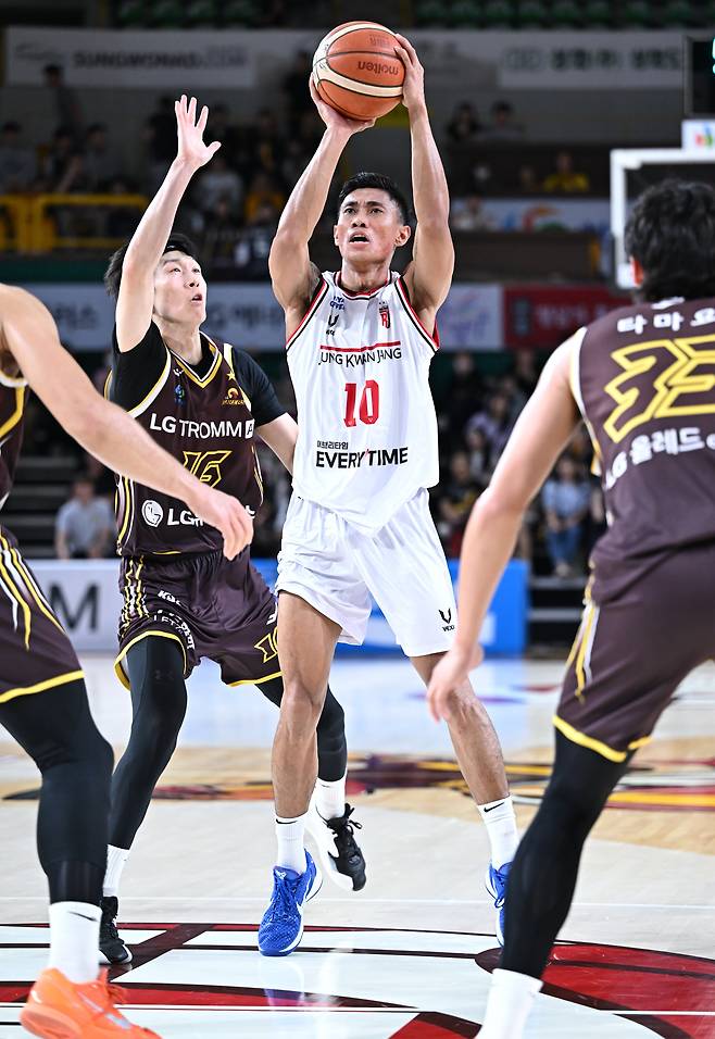 안양 정관장의 렌즈 아반도가 14일 창원 LG전에서 슈팅을 시도하고 있다. /KBL