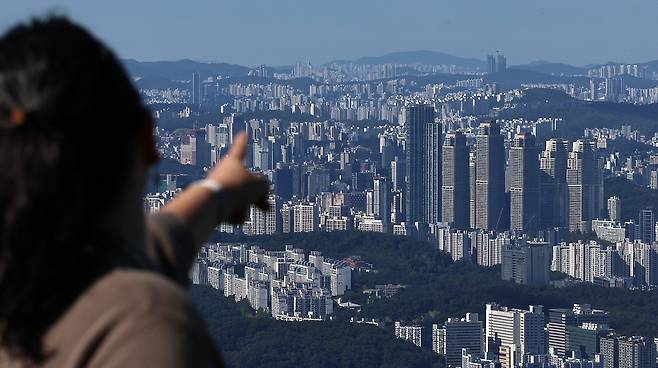 15일 경기 광주시 남한산성에서 내려다본 서울의 아파트 단지 모습./뉴스1