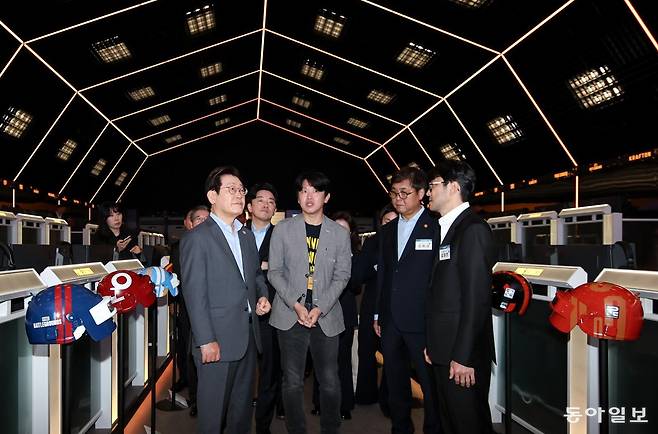 이재명 대통령이 15일 오전 서울 성동구 복합문화공간 펍지(PUBG) 성수에서 K-게임현장간담회를 갖기 전 플레이 아레나를 살펴보고 있다. 송은석 기자 silverstone@donga.com