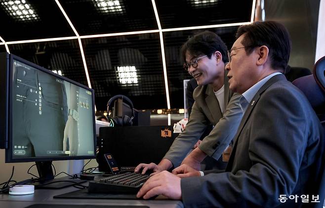 이재명 대통령이 15일 오전 서울 성동구 복합문화공간 펍지(PUBG) 성수에서 K-게임현장간담회를 갖기 전 크래프톤의 신작 게임 ‘인조이’를 체험해보고 있다. 송은석 기자 silverstone@donga.com