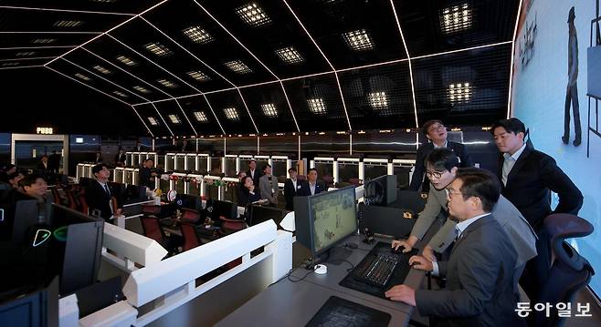 이재명 대통령이 15일 오전 서울 성동구 복합문화공간 펍지(PUBG) 성수에서 K-게임현장간담회를 갖기 전 크래프톤의 신작 게임 ‘인조이’를 체험해보고 있다. 송은석 기자 silverstone@donga.com