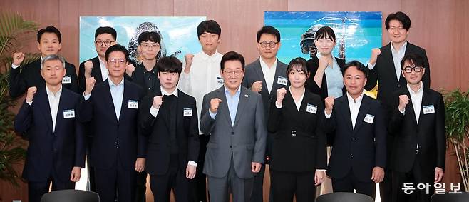 이재명 대통령이 15일 오전 서울 성동구 복합문화공간 펍지(PUBG) 성수에서 열린 K-게임현장간담회에서 참석자들과 기념 사진을 촬영하고 있다. 송은석 기자 silverstone@donga.com