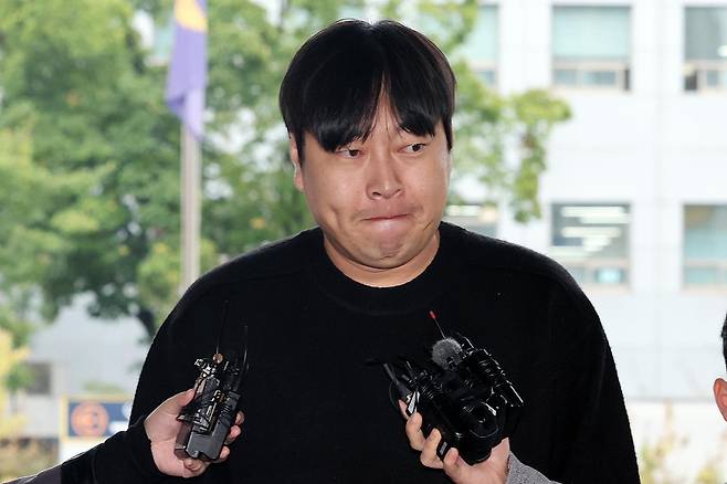 인터넷 불법 도박 사실을 털어놓은 개그맨 이진호가 지난해 10월 22일 오후 서울 강남경찰서에 피의자 신분으로 출석하고 있다. 뉴스1
