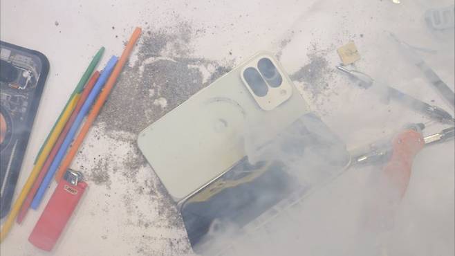 폭발한 구글 픽셀 10 프로 폴드. 제리릭에브리싱 유튜브 채널 캡처