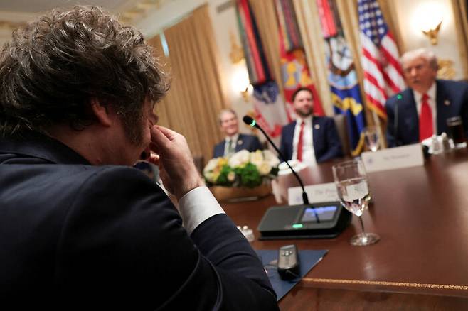 14일(현지시각) 미국 워싱턴 디시(D.C) 백악관 내 내각회의실에서 열린 정산 오찬을 앞두고 도널드 트럼프 미국 대통령과 하비에르 밀레이 아르헨티나 대통령이 마주앉아 있는 모습. 로이터 연합뉴스