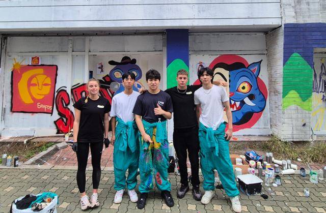 한국 도시벽화단과 스페인 그라포스 멤버들이 12일 서울 코엑스 인근 폐건물 외벽에 'K-스페인 도시 벽화 프로젝트'를 진행했다. 도시벽화단 제공