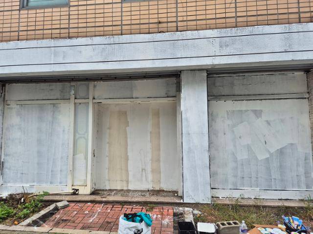 스케치 작업에 앞서 흰색 도안을 진행한 서울 강남구 건물 외벽의 모습. 도시벽화단 제공