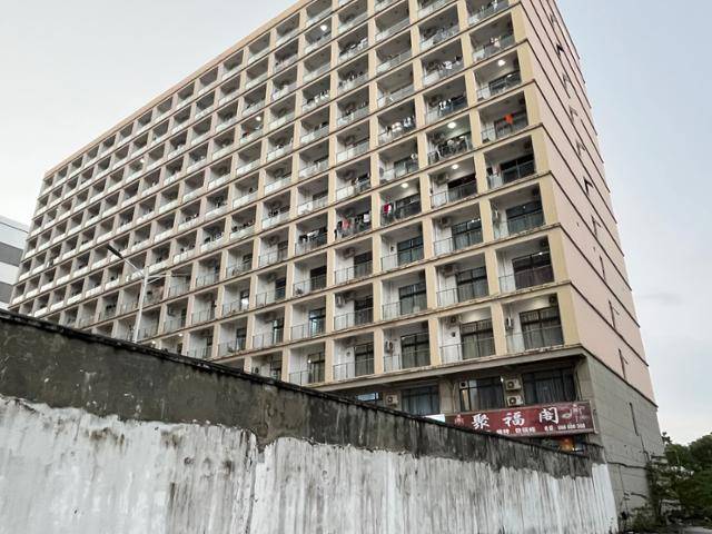 15일 캄보디아 시아누크빌에 있는 범죄 단지로 추정되는 건물. 높은 벽으로 막혀있다. 시아누크빌=허경주 특파원