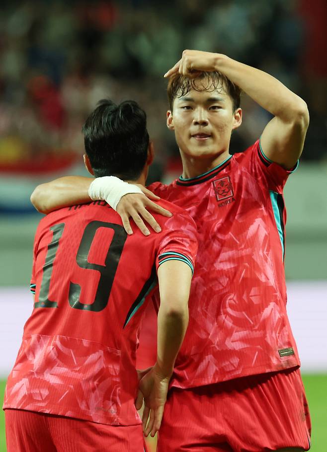 <yonhap photo-5662=""> 이강인의 킬패스가 만든 오현규의 추가골 (서울=연합뉴스) 이동해 기자 = 14일 서울 마포구 서울월드컵경기장에서 열린 한국과 파라과이 축구 대표팀의 친선경기. 오현규가 추가골을 넣은 뒤 도움을 기록한 이강인에 고마움을 표하고 있다. eastsea@yna.co.kr/2025-10-14 21:40:18/ <저작권자 ⓒ 1980-2025 ㈜연합뉴스. 무단 전재 재배포 금지, AI 학습 및 활용 금지></yonhap>