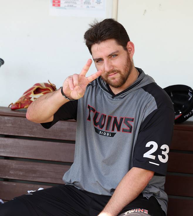 오스틴이 2025 한국시리즈를 대비한 이천 합숙 훈련 도중 V자를 그리며 밝게 웃고 있다. 사진=LG 제공