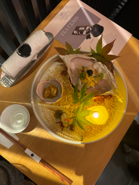 녹차와 페어링하기 좋은 음식을 내어준다.