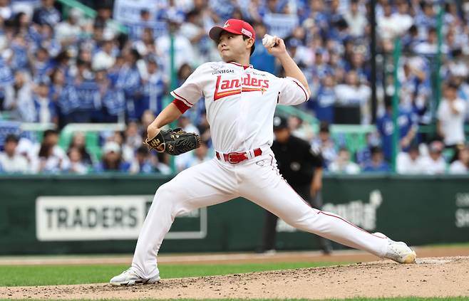 <yonhap photo-3647="">9일 인천 SSG랜더스필드에서 열린 2025 프로야구 KBO리그 포스트시즌 준플레이오프 1차전 삼성 라이온즈와 SSG 랜더스의 경기. 4회초 교체된 SSG 박시후가 역투하고 있다. 2025.10.9 [연합뉴스]</yonhap>