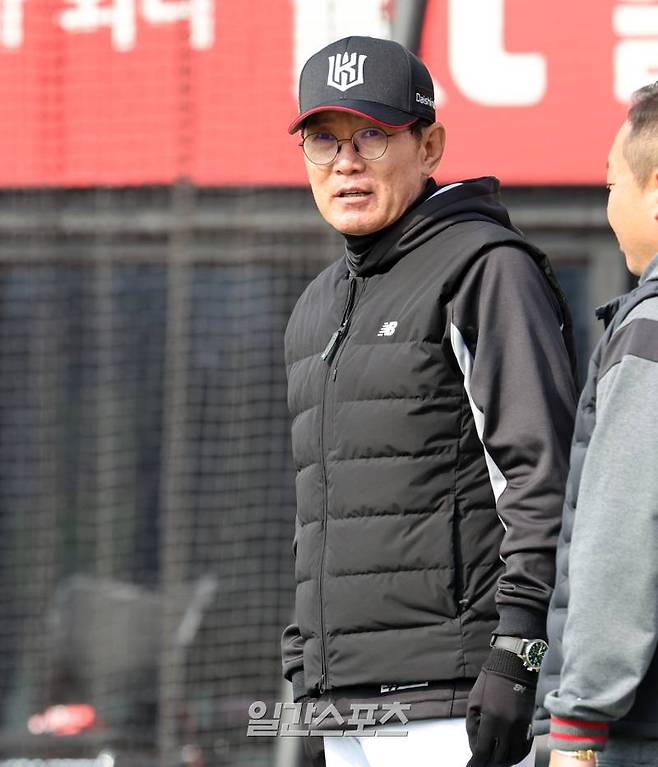 KT 이강철 감독이 9일 오후 수원 KT위즈파크에서 열리는 2025 프로야구 시범경기 LG와의 경기를 앞두고 선수들의 훈련을 지켜보고있다. 수원=정시종 기자 capa@edaily.co.kr /2025.03.09.