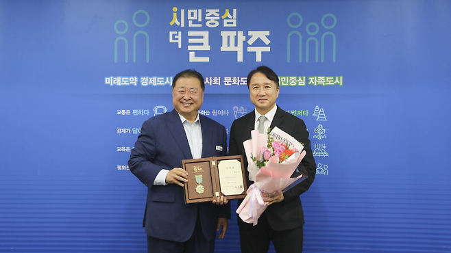 김경일(왼쪽) 파주시장과 황보관 파주시민축구단 초대 단장. 사진=올리브크리에이티브