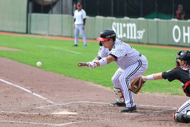 김현수가 15일 청백전에서 번트를 대고 있다. 구단 제공