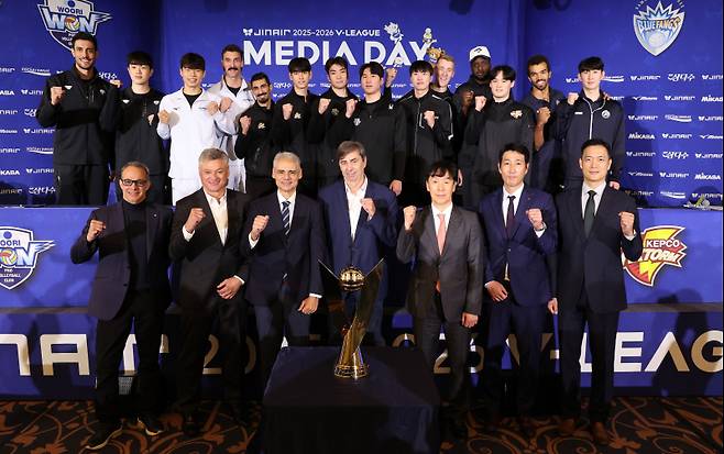 <yonhap photo-4461=""> V-리그 팡파르 (서울=연합뉴스) 이동해 기자 = 15일 서울 청담동 리베라호텔에서 열린 진에어 2025-2026 V리그 남자부 개막 미디어데이에서 각 팀 감독과 선수들이 포즈를 취하고 있다. 2025.10.15 eastsea@yna.co.kr/2025-10-15 16:33:06/ <저작권자 ⓒ 1980-2025 ㈜연합뉴스. 무단 전재 재배포 금지, AI 학습 및 활용 금지></yonhap>