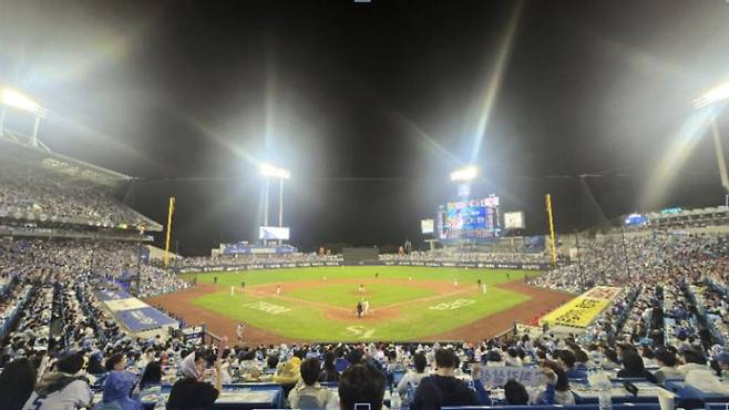 14일 대구 삼성라이온즈파크에서 열린 준플레이오프 4차전에서 경기장을 가득 메운 관중들. 삼성 제공/대구=윤승재 기자