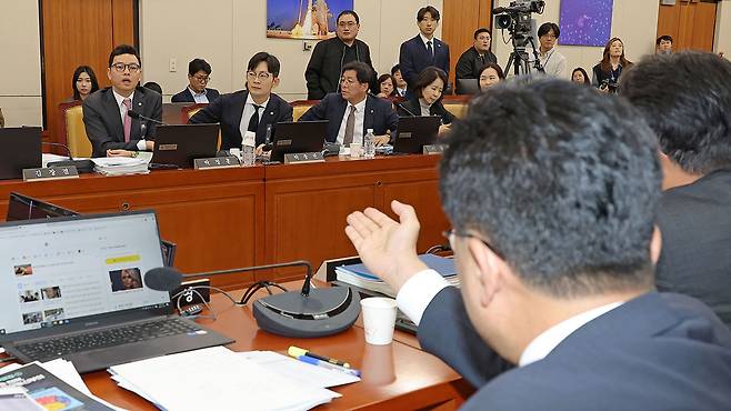 설전 벌이는 박정훈-김우영 의원