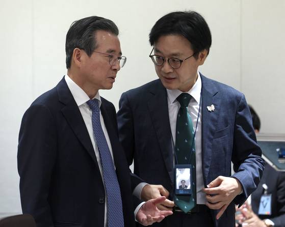 김용범 정책실장과 김정관 산업통상부 장관이 14일 서울 용산 대통령실 청사에서 열린 국무회의에서 대화하고 있다. 대통령실사진기자단