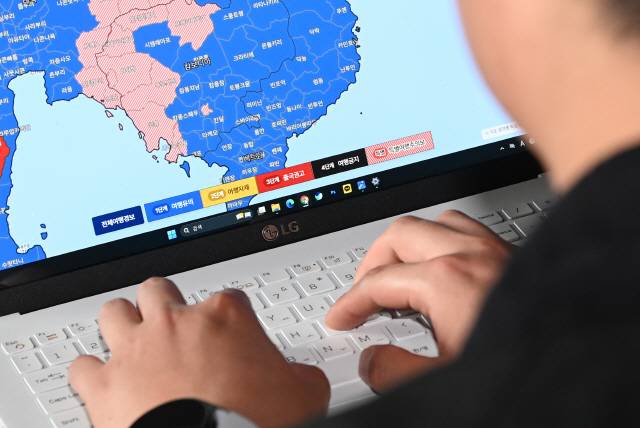 ▲ 캄보디아에서 한국인 납치·감금 사건이 잇따르는 가운데 14일 춘천의 한 카페에서 시민이 외교부 해외안전여행 사이트에서 캄보디아를 찾아보고 있다. 캄보디아(프놈펜, 시하누크빌, 포이펫 등) 일부 지역은 특별여행주의보가 발효된 상태이다.  방도겸 기자