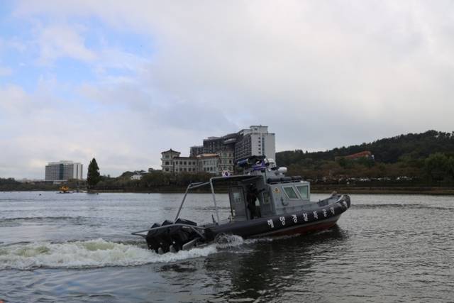 ▲ 경주 보문호에 배치된 해양경찰 특수기동정.