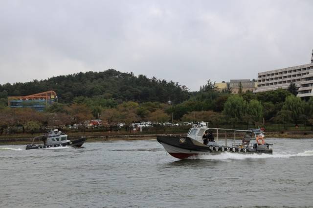 ▲ 경주 보문호에 배치된 해양경찰 특수기동정.