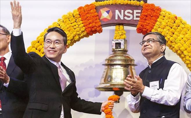 조주완 LG전자 최고경영자(CEO·사장·왼쪽)가 14일 인도 뭄바이 국립증권거래소(NSE)에서 LG전자 인도법인 주식 거래를 알리는 타종을 하고 있다. 오른쪽은 아시시쿠마르 차우한 NSE CEO.    로이터연합뉴스