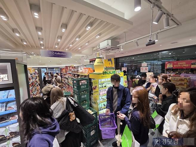 서울 명동 소재 CU 매장에서 외국인 관광객이 쇼핑하고 있다./사진=박수림 기자