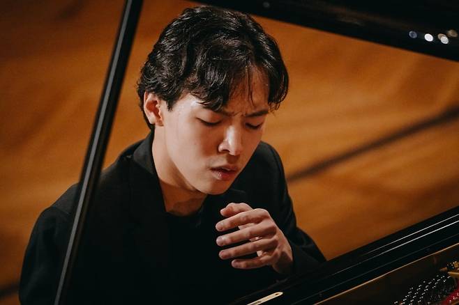 이혁 피아니스트가 제19회 쇼팽 국제 피아노 콩쿠르의 본선 3라운드 무대에서 연주하는 모습. 제공=쇼팽 콩쿠르 위원회