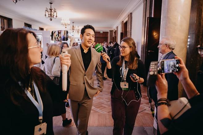 이효 피아니스트가 제19회 쇼팽 국제 피아노 콩쿠르의 본선 3라운드 무대 후 폴란드 언론과 인터뷰 하는 모습. 제공=쇼팽 콩쿠르 위원회