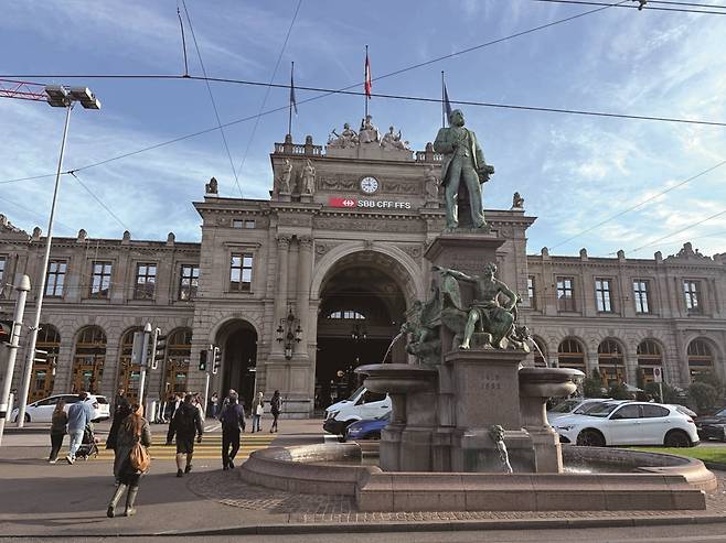 취리히 중앙역 앞 알프레드 에셔 동상