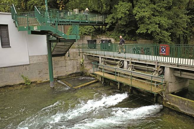 취리히 시내 곳곳에는 물의 흐름을 이용한 미니 수력 발전기를 찾아볼 수 있다