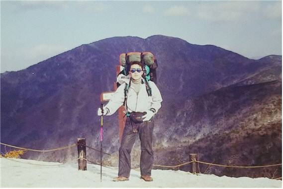 최재홍 변호사가 건국대 법학과 1학년 때인 1993년 첫 지리산 동계산행을 하고 있다. 전남 여수에서 태어난 그는 대학시절 친구들이 ‘들개’라고 별명을 붙여줬을 정도로 산에 미쳐 있었다. 환경에 관심을 갖게 된 것도 대학 1학년 때 치악산 정상에서 야영 중이던 한 산악구조대원과의 대화가 큰 영향을 끼쳤다고 했다. 본인 제공