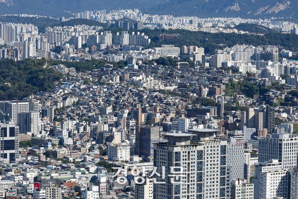 정부가 오는 20일부터 서울 전역과 경기도 12개 지역 전체의 아파트 ‘갭 투자(전세끼고 매매)’를 전면 금지하는 초강수 집값 안정 대책을 15일 발표했다. 사진은 이날 서울 도심. 문재원 기자