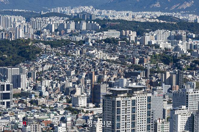 정부가 오는 20일부터 서울 전역과 경기도 12개 지역 전체의 아파트 ‘갭 투자(전세끼고 매매)’를 전면 금지하는 초강수 집값 안정 대책을 15일 발표했다. 사진은 이날 서울 도심. 문재원 기자