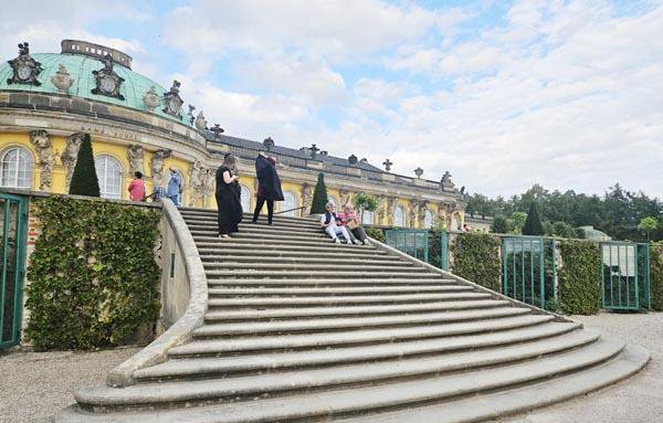 포츠담의 상수시 궁전. 이곳 뜰 한쪽에 프리드리히 2세 무덤이 소박하게 조성돼 있다.